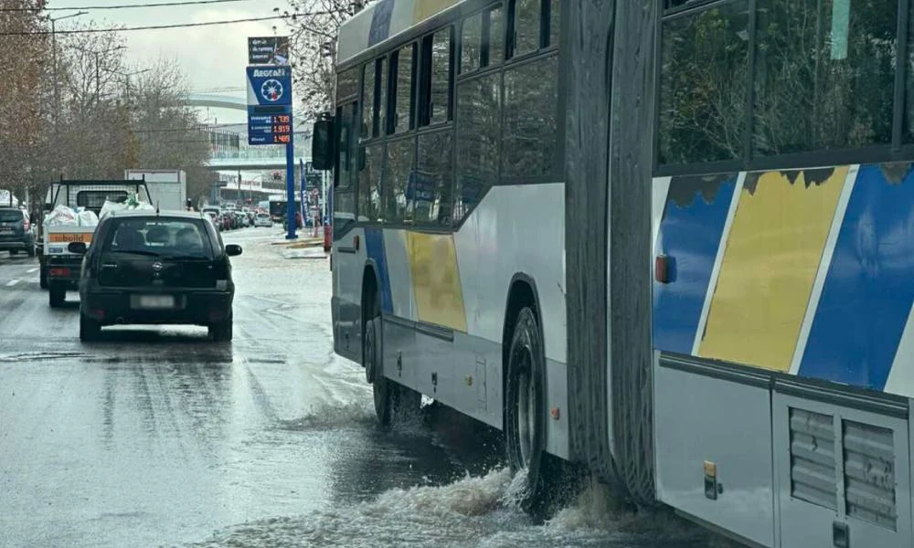 Πλημμύρισε νερά η λεωφόρος Μεσογείων - Έσπασε αγωγός της ΕΥΔΑΠ